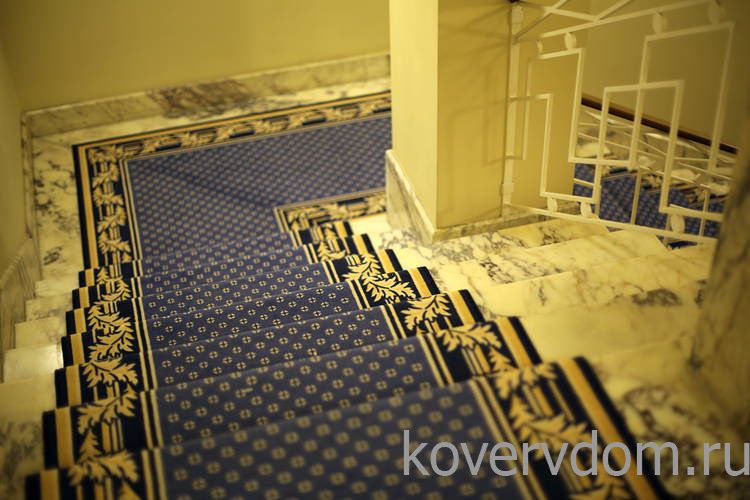 Ковровая дорожка CLASSIC в офис с укладкой на лестницу  Ковровая дорожка CLASSIC в офис с укладкой на лестницу