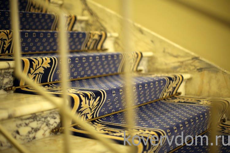 Ковровая дорожка CLASSIC в офис с укладкой на лестницу  Ковровая дорожка CLASSIC в офис с укладкой на лестницу